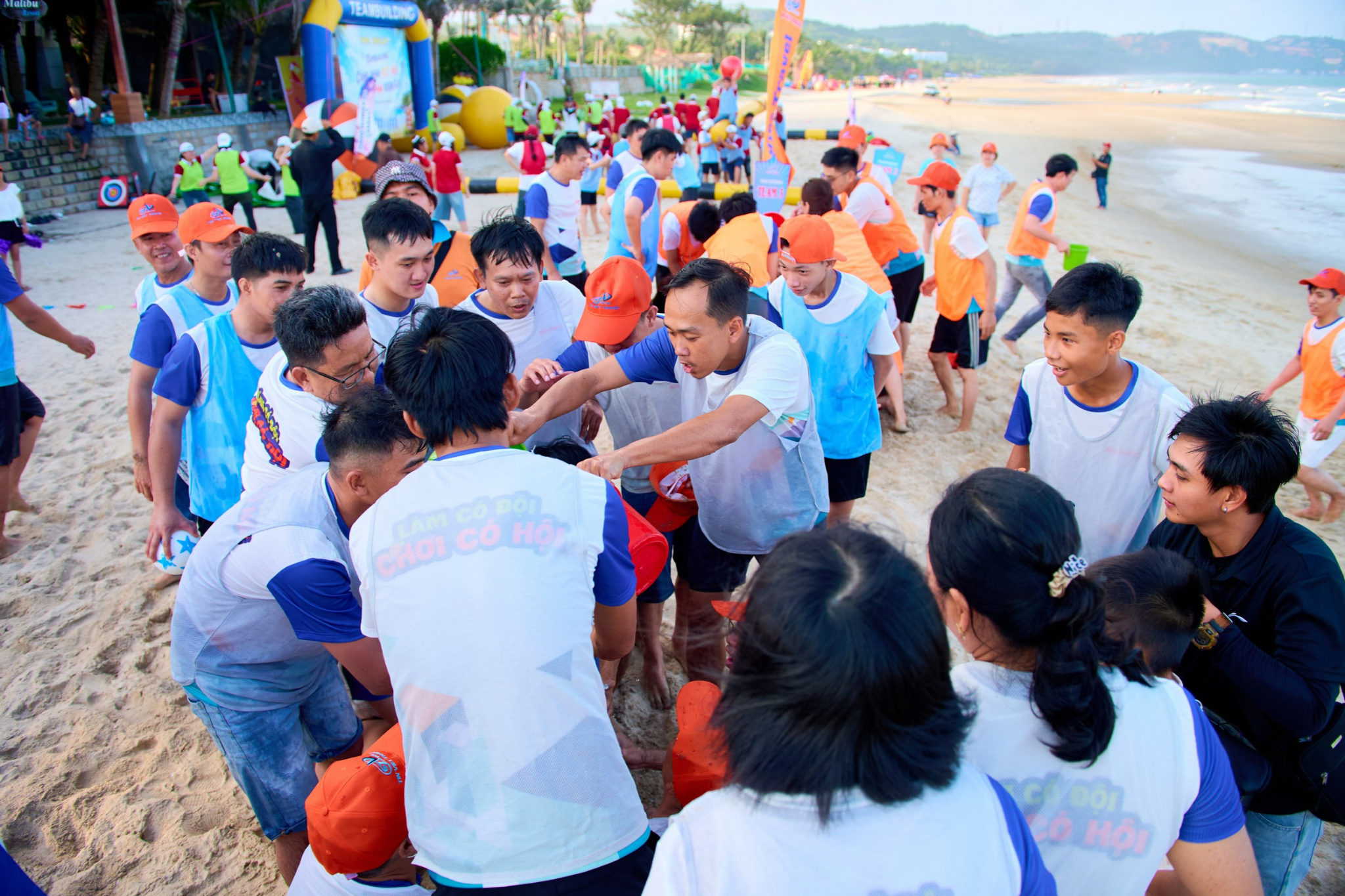 Các thành viên phối hợp thực hiện thử thách đồng đội trên bãi biển