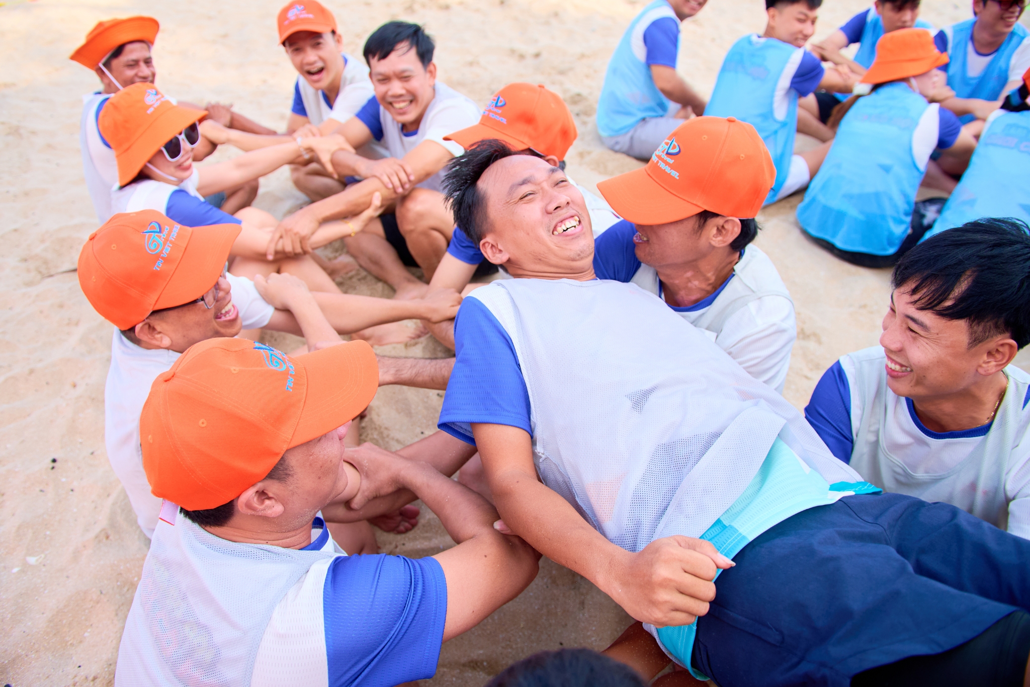 Khoảnh khắc vui vẻ trong trò chơi tập thể tại chương trình Team Building 2026