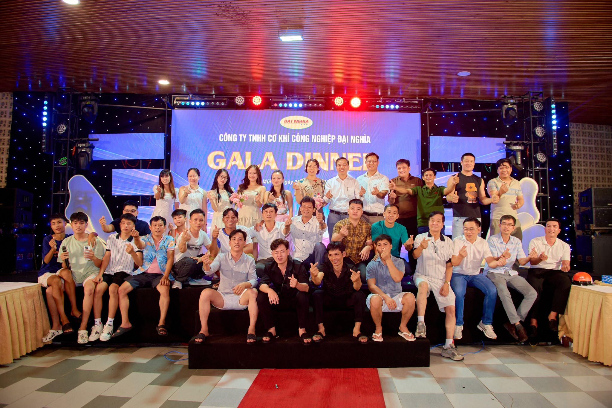 Tập thể cán bộ công nhân viên chụp ảnh lưu niệm tại đêm gala Team Building 2026