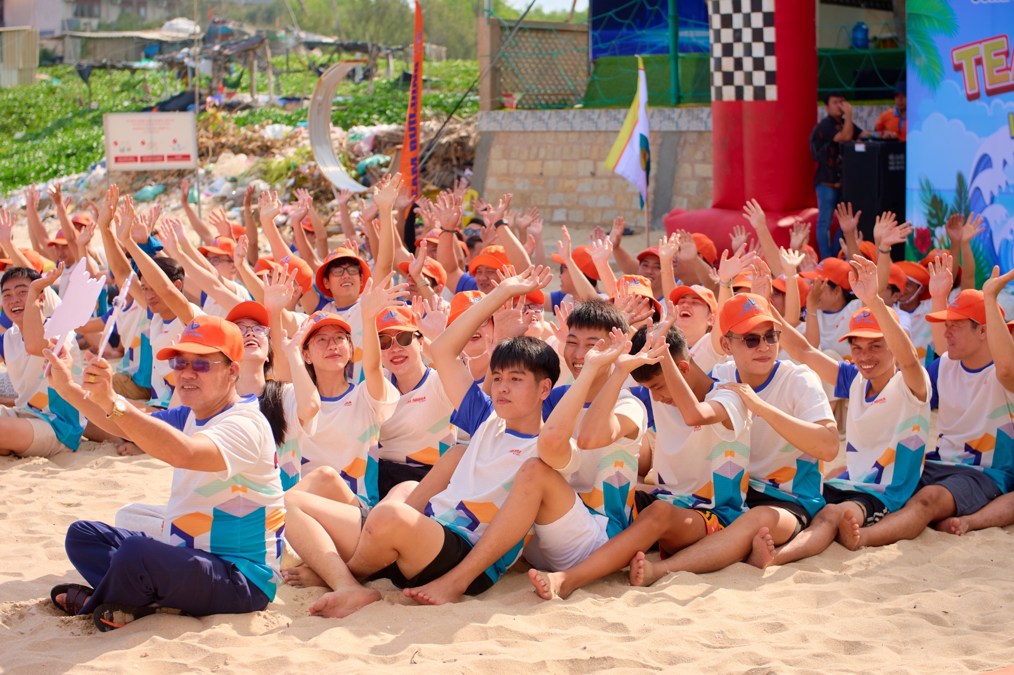 Tập thể tham gia hoạt động khởi động tại bãi biển trong chương trình Team Building